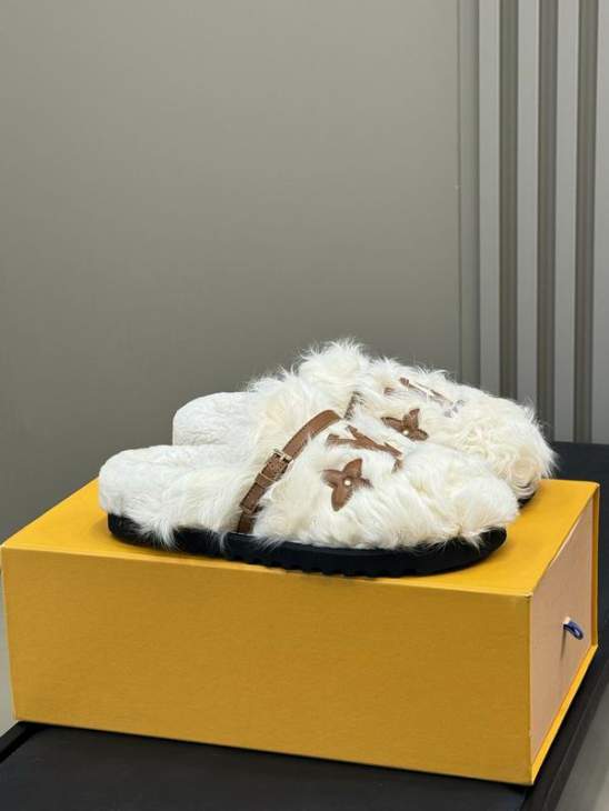 Picture of Louis Vuitton Slippers _SKULVsz35-42mnq1004537